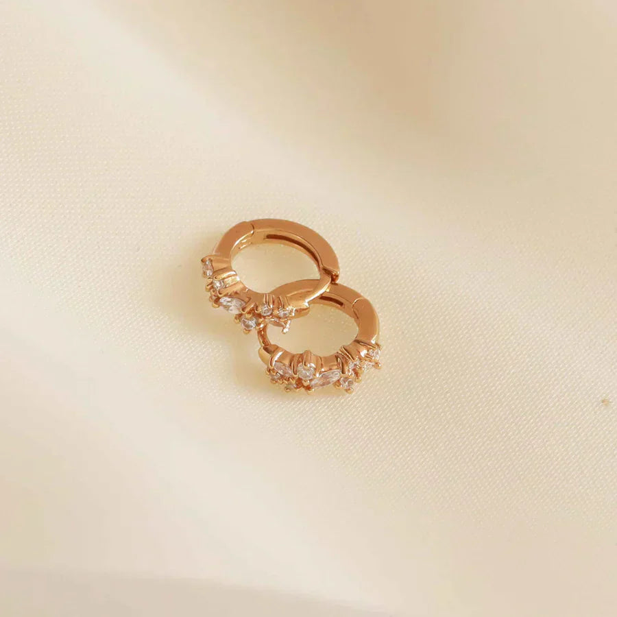 "クリスタルクラスター ハギー | 18k ゴールド" can be rewritten as "クリスタルクラスター ハギー | 18k ゴールド" (removing the specific names as requested). 

If you would like a different variation or style, please let me know!